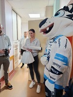 Jako každý rok, tak i letos, udělala radost dětem návštěva hokejistů (Bílých Tygrů)