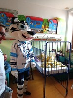 Jako každý rok, tak i letos, udělala radost dětem návštěva hokejistů (Bílých Tygrů)