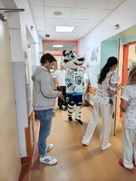 Jako každý rok, tak i letos, udělala radost dětem návštěva hokejistů (Bílých Tygrů)