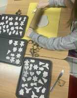 Vyrábíme dárečky z perliček a falešného porcelánu.